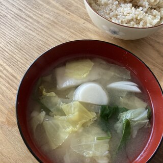 朝ごはんの丸ごとカブと白菜の味噌汁